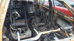 wnętrze spalonego samochodu