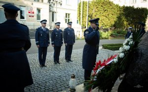 Komendant Główny Policji oraz jego zastępcy oddają hołd poległym policjantom obeliskiem „Poległym Policjantom - Rzeczpospolita Polska”