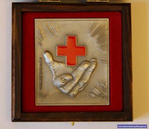 awers medalu 100-lecia Polskiego Czerwonego Krzyża