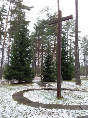 duży drewniany krzyż
