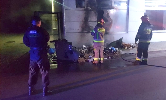 policjant i strażacy na miejscu powstania pożaru