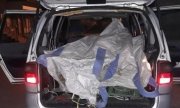 samochód z otwartym bagażnikiem, w którym policjanci znaleźli narkotyki