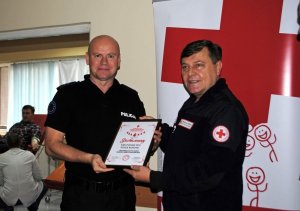 polski policjant i przedstawiciel Czerwonego Krzyża z miejscowości Strpce