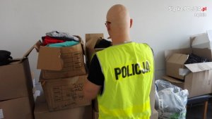policjant zabezpiecza podrobione towary