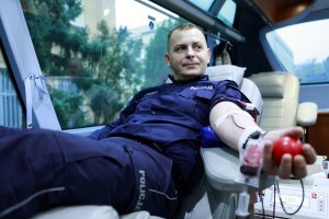 Policjant podczas oddawania krwi