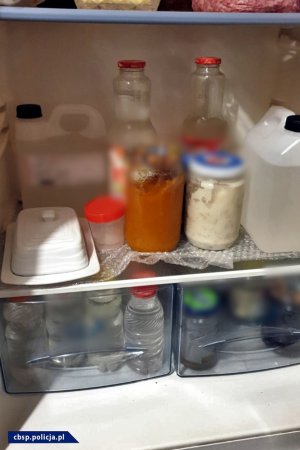 butelki i słoiki z substancjami stojące w lodówce