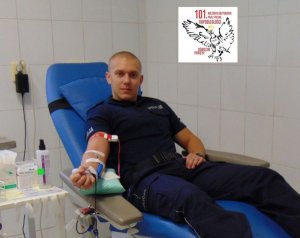 Policjant który oddaje krew