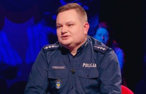 Asp. sztab. Piotr Chwastowski w studiu telewizyjnym udziela wywiadu