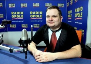 Asp. sztab. Piotr Chwastowski udziela wywiadu w studiu Radia Opole