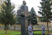 Odsłonięcie pomnika upamiętniającego zamordowanych policjantów - warta przy pomniku