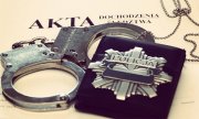 Kajdanki oraz odznaka policyjna