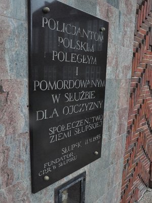 Tablica pamiątkowa na głównym budynku dydaktycznym.