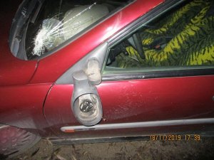 zdjęcie uszkodzonego samochodu którym podejrzany potrącił kobietę