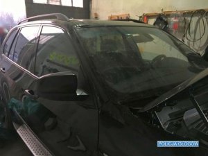 BMW X5 przechowywane w garażu