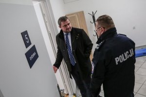Komendant Powiatowy Policji oprowadza gości po budynku posterunku