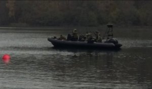 kontrterroryści na łodzi podczas ćwiczeń