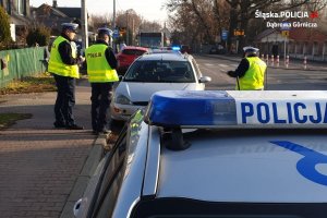 policjanci WRD KMP Dąbrowa Górnicza w trakcie wykonywania czynności służbowych na miejscu potrącenia pieszych w Dąbrowie Górniczej - Łośniu