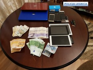 Zabezpieczone pieniądze w walutach, polskich złotych, euro i funtów, a także tablety i telefony