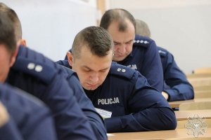 Policjanci piszący test