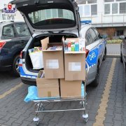 policyjny radiowóz wypełniony paczkami dla dzieci