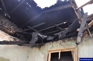 Spalony dach domu który się podpalił od petardy