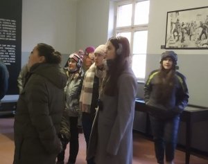 młodzież zwiedza Państwowe Muzeum Auschwitz-Birkenau w Oświęcimiu w ramach projektu „Przeciw mowie nienawiści”