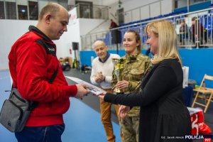 organizatorzy wręczają puchary i dyplomy zawodnikom podczas charytatywnego turnieju piłki nożnej halowej