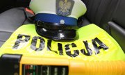 czapka ruchu drogowego oraz kamizelka odblaskowa z napisem Policja