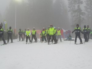 Patrole narciarskie i młodzież na stoku w Wiśle