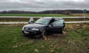 Uszkodzony samochód zatrzymanego na polu