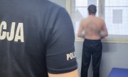 zatrzymany mężczyzna w areszcie oraz policjant
