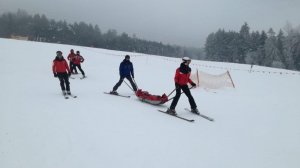 policjanci na stoku narciarskim podczas szkolenia