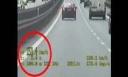 Zdjęcie z wideorejestratora na którym widać z jaką prędkością porusza się samochód