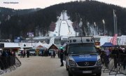 policyjny furgon pod skocznią narciarską w Zakopanem