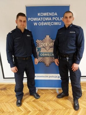 Policjanci z Komisariatu Policji w Chełmku sierż. szt. Piotr Żak oraz sierż. Artur Laszczak, którzy uratowali życie 37 – latkowi