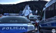 radiowozy policyjne w okolicy skoczni narciarskiej