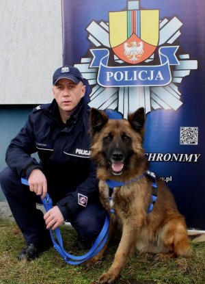 Policjant z psem Kazikiem