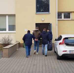 &quot;Na zdjęciu policjanci wydziału kryminalnego prowadzą zatrzymanego mężczyznę do budynku komendy przy Żeromskiego