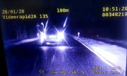 kierujący pojazdem popełniający wykroczenie - klatka z nagrania z wideorejestratora