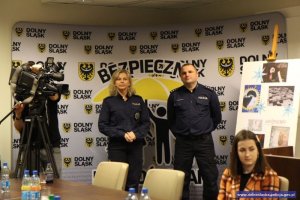 Policjanci Wydziału Prewencji KWP we Wrocławiu na uroczystym rozstrzygnięciu konkursu
