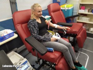 kobieta w trakcie oddawania krwi