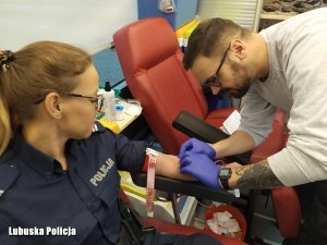 policjantka w trakcie oddawania krwi
