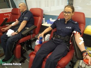policjant i policjantka w trakcie oddawania krwi