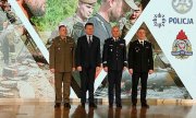 Komendanci służb podległych MSWiA z ministrem obrony narodowej Mariuszem Błaszczakiem