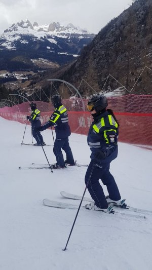 Trójka polskich policjantów na stoku narciarskim.