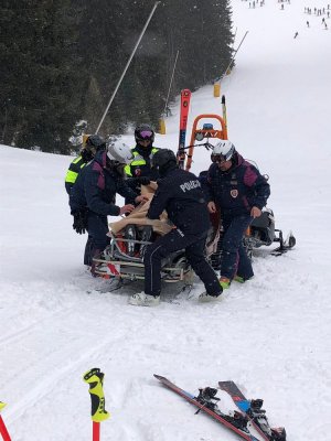 Polscy i włoscy policjanci pomagają poszkodowanemu.
