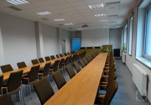 widok sali konferencyjnej w nowo zmodernizowanej Komendzie Powiatowej Policji w Brzegu