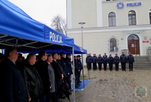 KGP, KWP, policjanci, przedstawiciele innych instytucji oraz zaproszeni goście podczas uroczystości otwarcia Komendy Powiatowej Policji w Brzegu