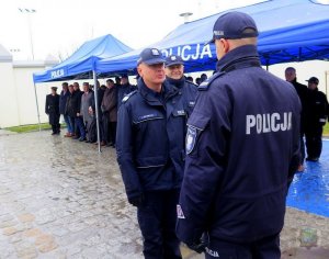 KWP składa meldunek KGP KGP podczas uroczystości otwarcia Komendy Powiatowej Policji w Brzegu
