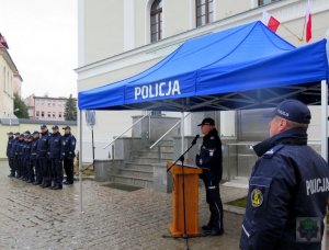 KGP mówi do policjantów oraz zaproszonych gości podczas uroczystości otwarcia Komendy Powiatowej Policji w Brzegu